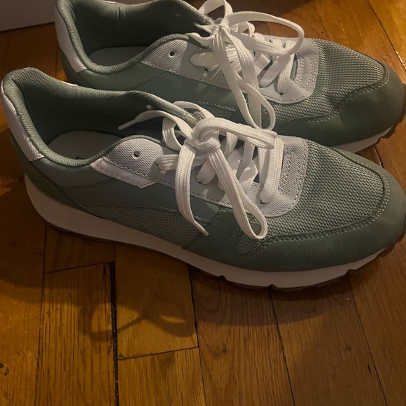 Light green sneakers with white laces - Picture 7 of 10